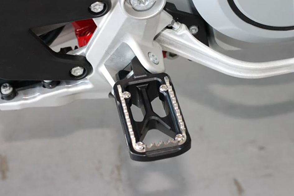 MG Biketec Enduro / SM foot peg set incl. stainless inserts & sliders (2600-653014)
