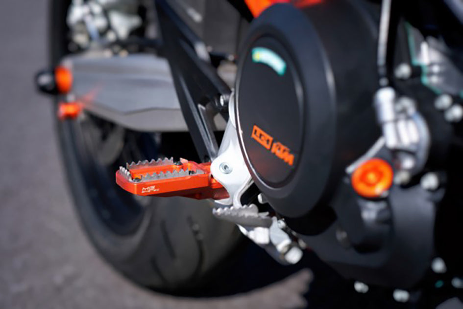 MG Biketec Enduro / SM foot peg set incl. stainless inserts & sliders (2670-653014)
