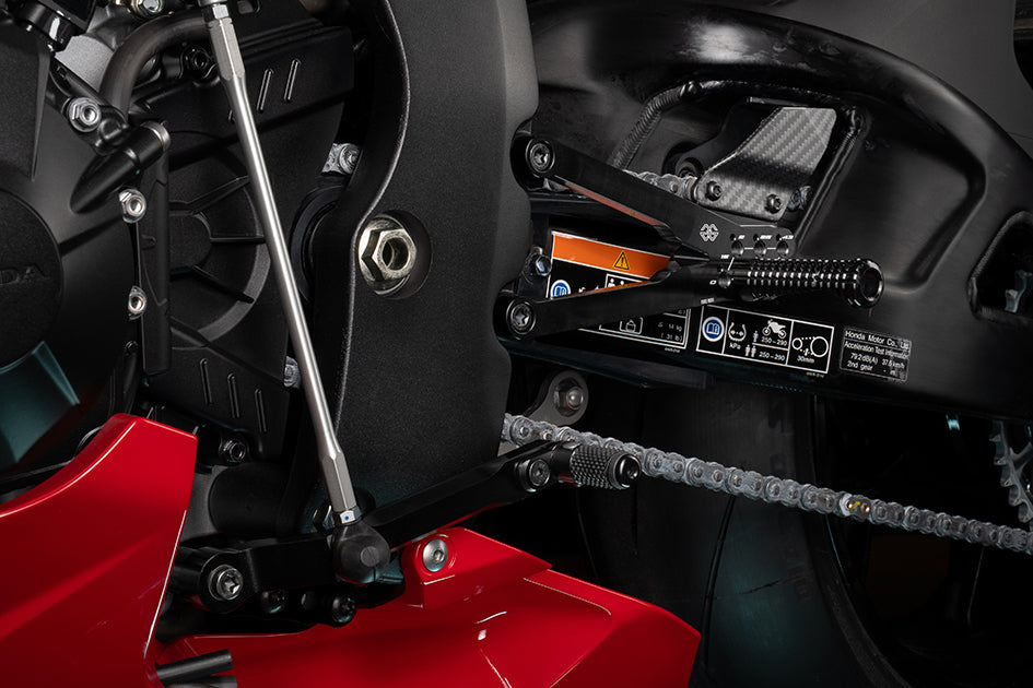 Gilles FXR2 Racing Rearset Kit - Includes Carbon Heel Guards -Conventional & Reverse Shift Possible – Honda CBR1000RR Fireblade 2020–2026