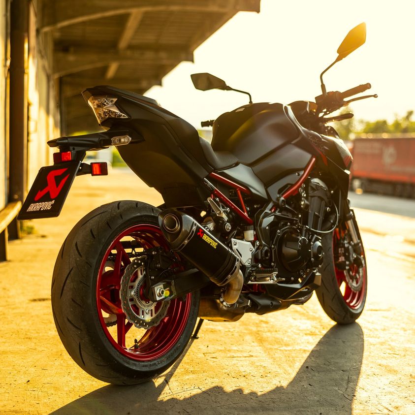 Akrapovic Carbon Silencer Slip-On Kit - Hexagonal - Road Legal – Kawasaki Z900 2020–2024